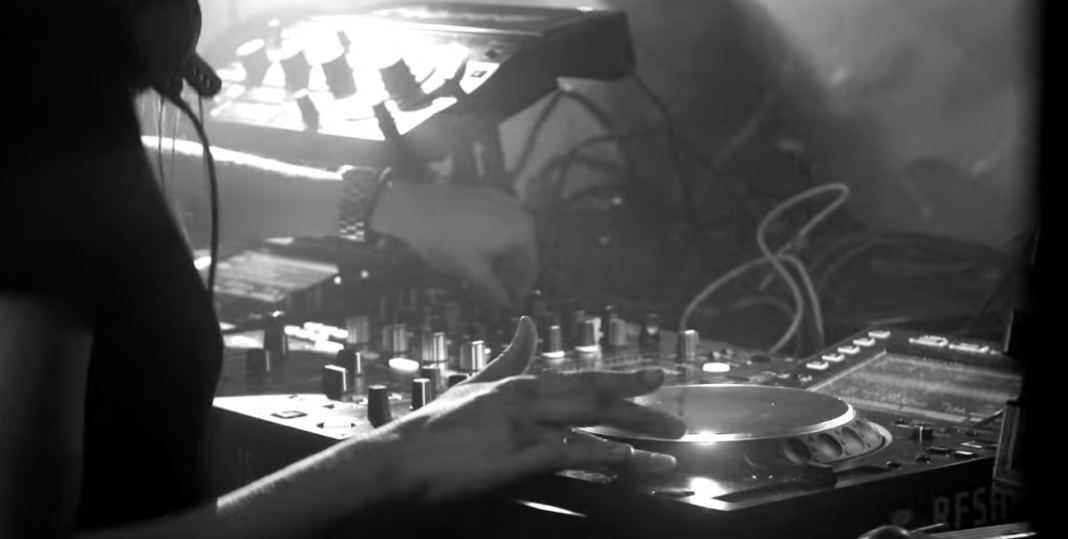 BEYOND THE TURNTABLE: HOW TECH IS CHANGING DJING DOCUMENTARY BEYOND THE TURNTABLE: HOW TECH IS CHANGING DJING DOCUMENTARY